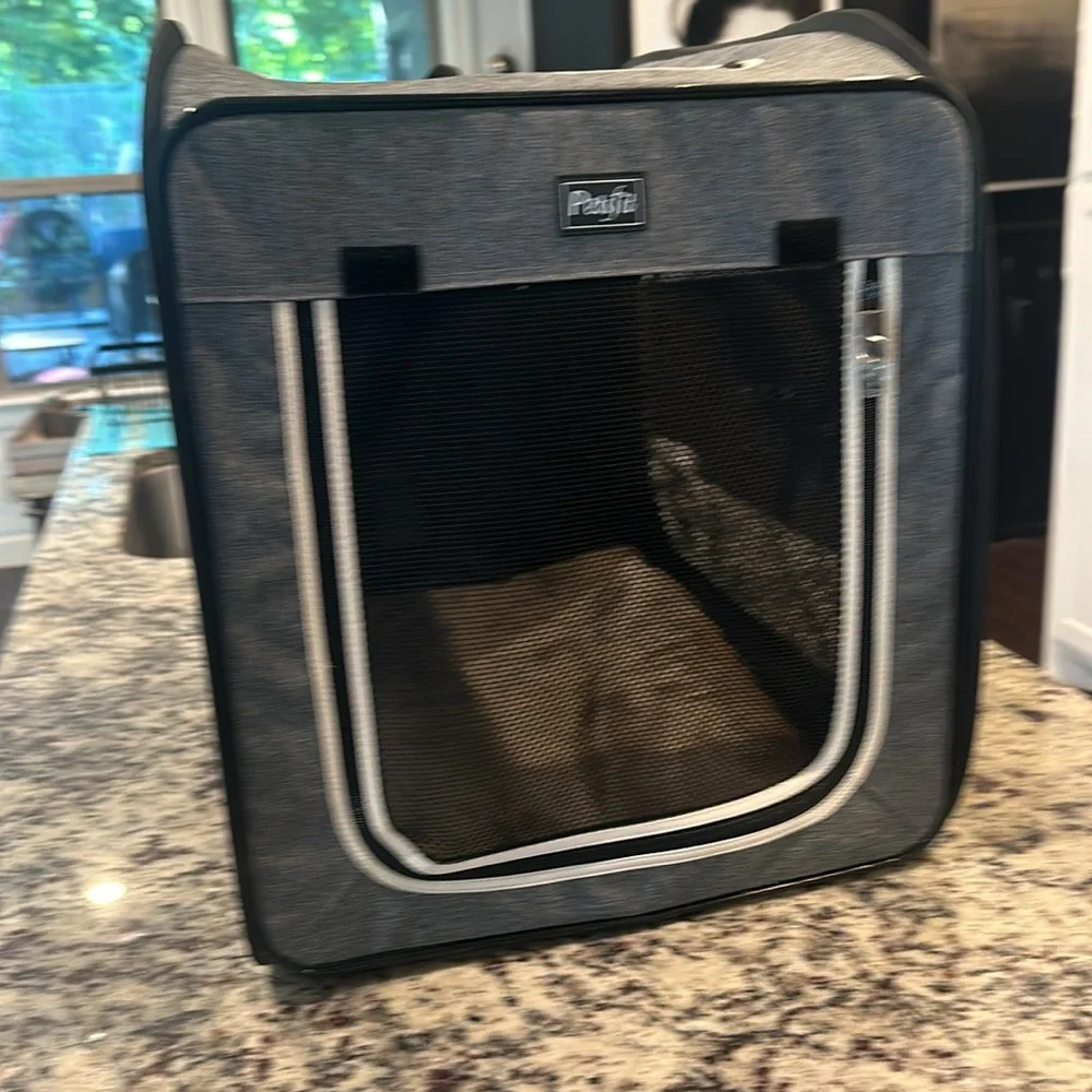 New Never been used Petsfit collapsable dog kennel